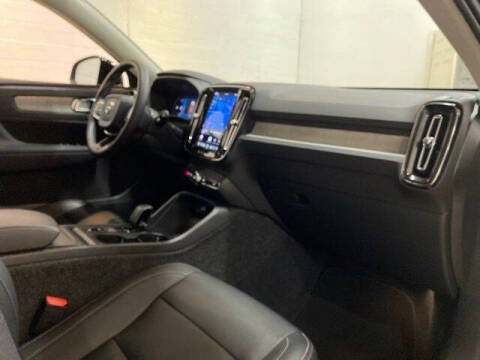 2025 Volvo XC40 B5 Core Bright Theme