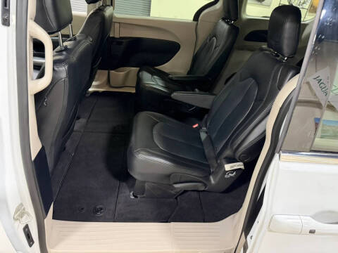 2022 Chrysler Voyager LX