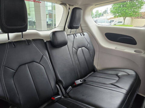 2024 Chrysler Pacifica Plug-In Hybrid Select