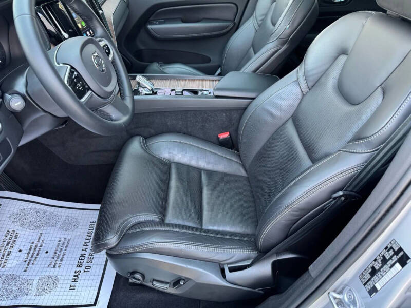 2023 Volvo XC60 B5 Ultimate Bright Theme