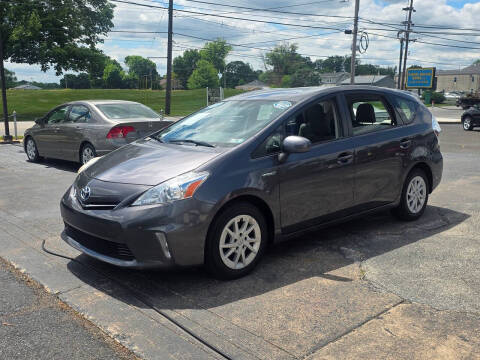 2014 Toyota Prius v Five