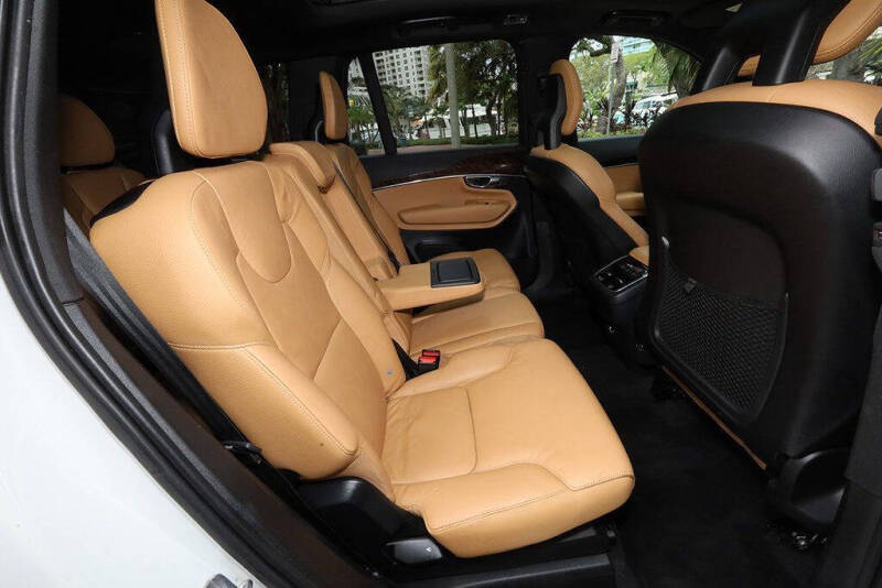 2017 Volvo XC90 T6 Momentum