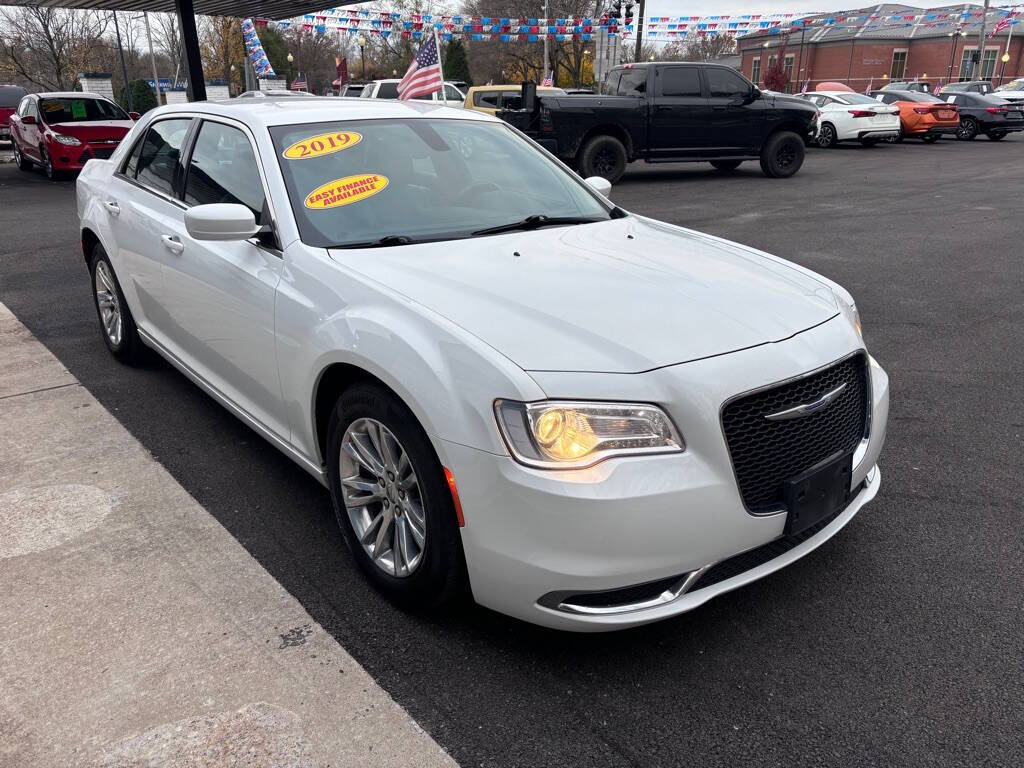 2019 Chrysler 300 for sale at Michael Johnson @ Allens Auto Sales Hopkinsville in Hopkinsville, KY