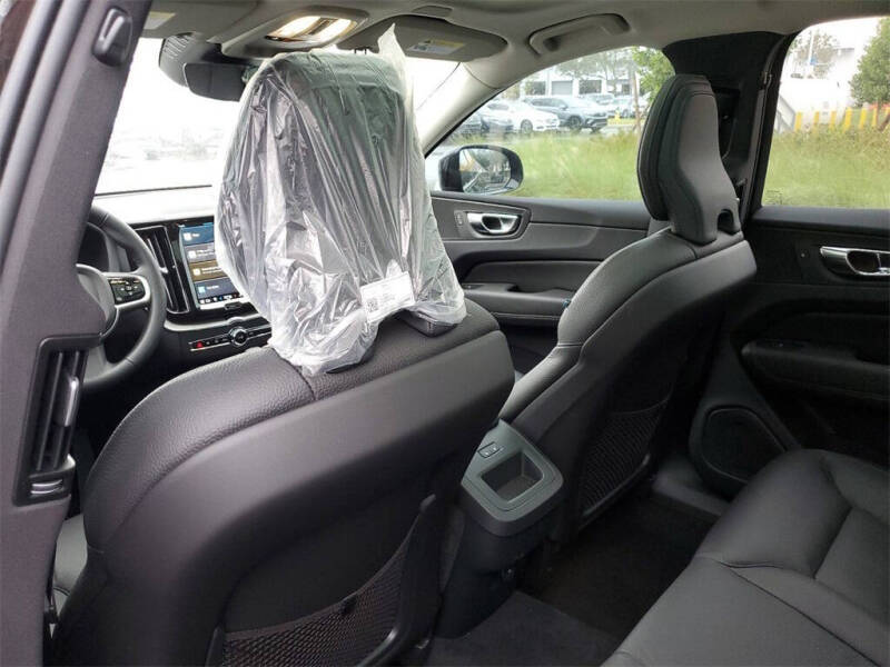 2025 Volvo XC60 B5 Plus Dark Theme