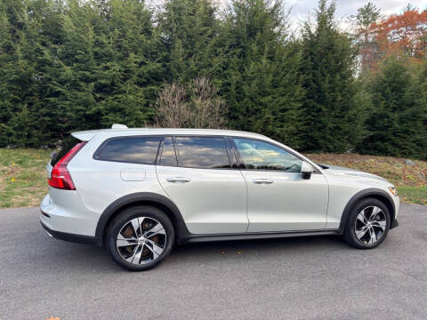 2022 Volvo V60 Cross Country T5