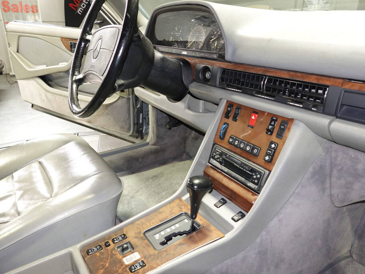 1987 Mercedes-Benz 560-Class 37