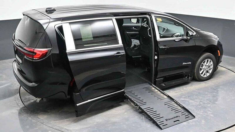 2025 Chrysler Pacifica Select