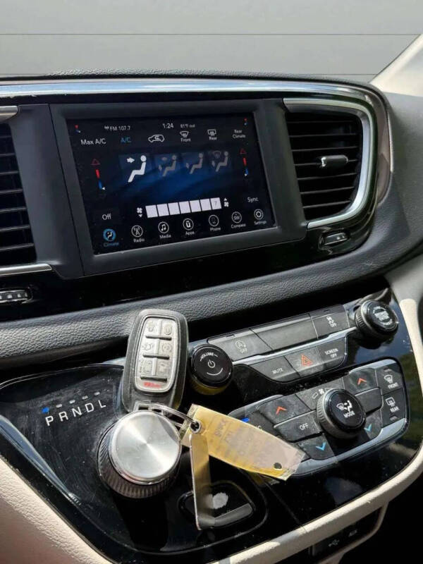 2020 Chrysler Voyager LXi