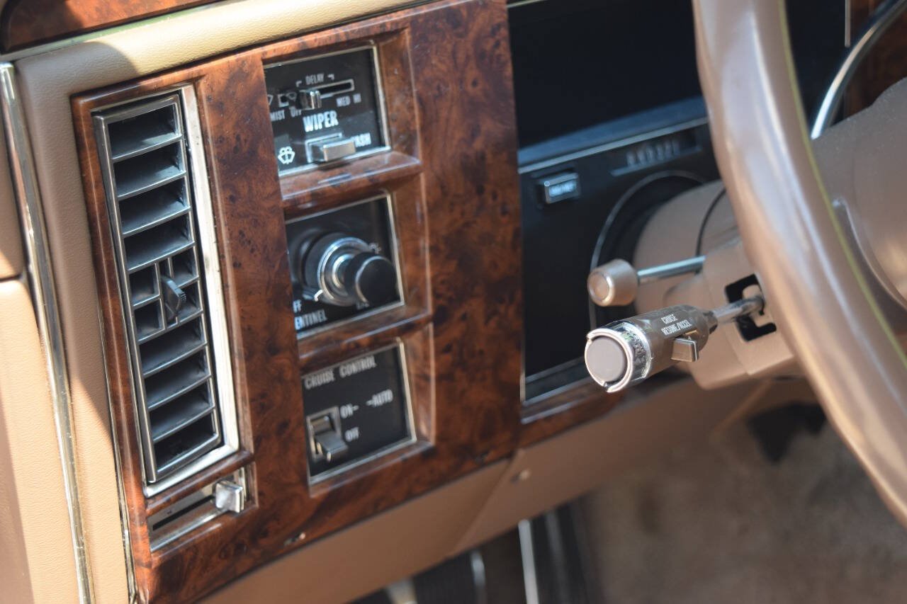 1991 Cadillac Brougham 218