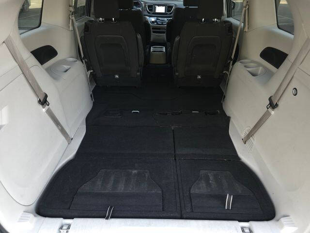 2022 Chrysler Voyager LX