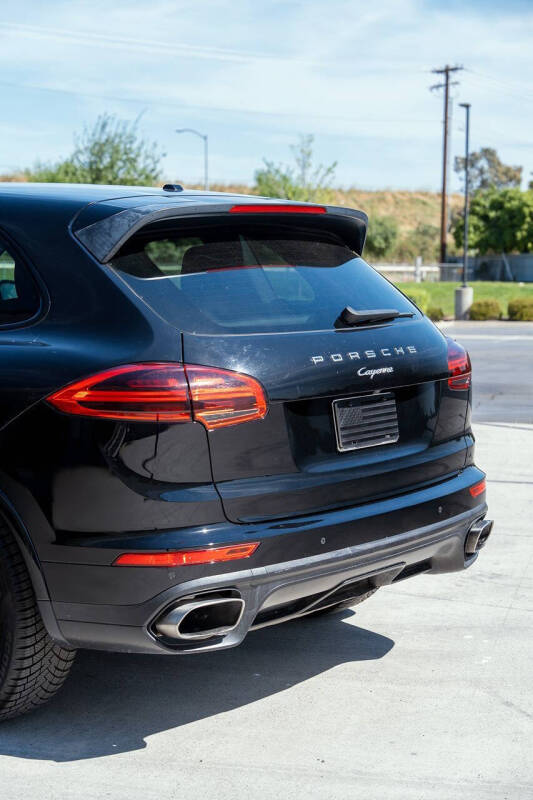 2017 Porsche Cayenne Platinum Edition
