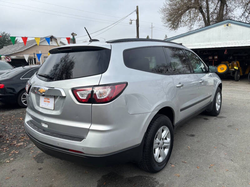 2017 Chevrolet Traverse LS photo 4