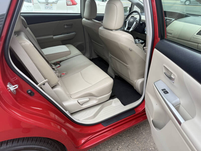 2013 Toyota Prius v Five