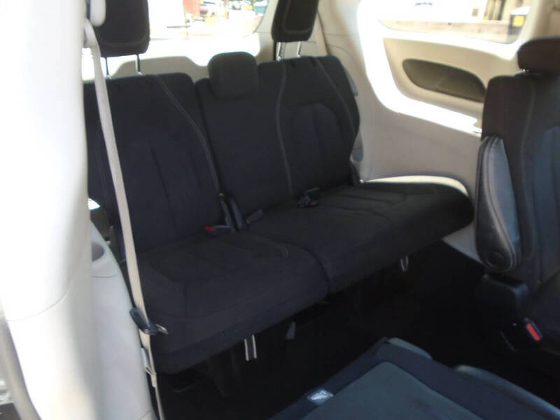 2023 Chrysler Voyager LX