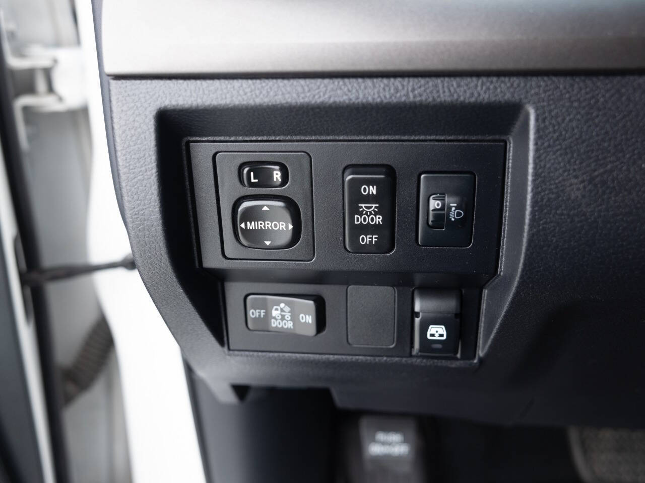 Used Car 2017 Toyota Tundra  Sr5 4x4 4dr Crewmax Cab Pickup Sb (5.7l V8 Ffv) For Sale Under $30,000 In Coal City, Illinois