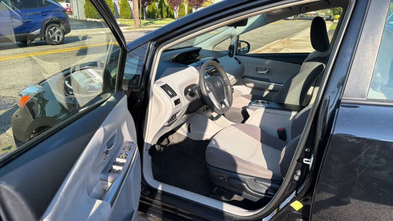 2017 Toyota Prius v Three