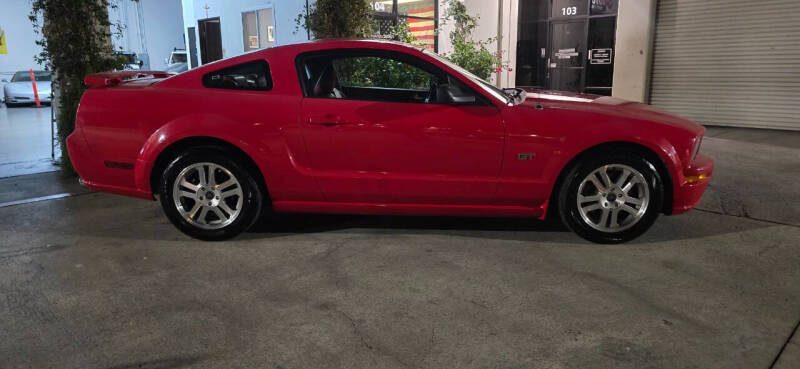 2005 Ford Mustang GT Deluxe