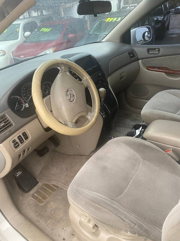 2004 Toyota Sienna LE 7 Passenger