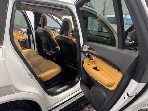 2016 Volvo XC90 T6 Momentum