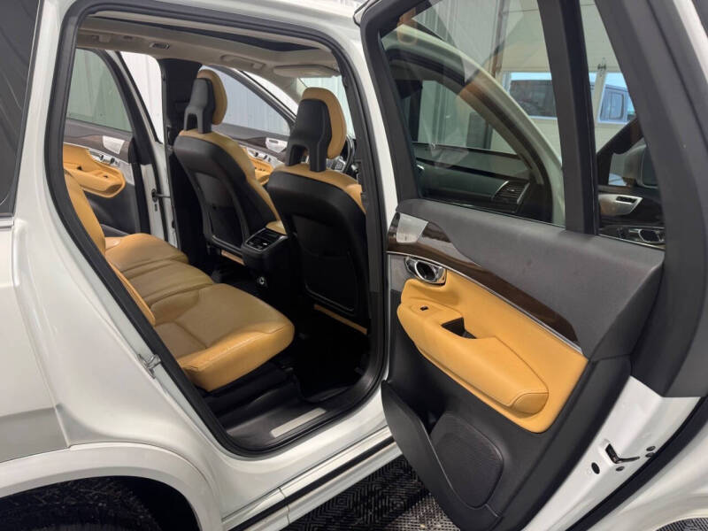 2016 Volvo XC90 T6 Momentum