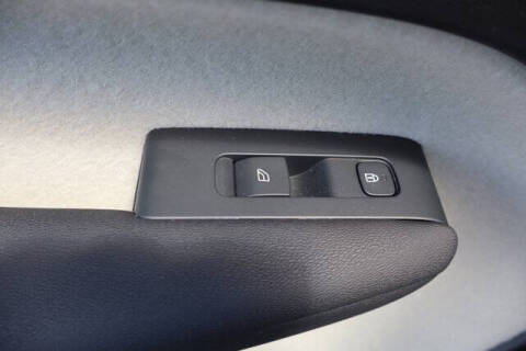 2023 Volvo XC40 B5 Plus Bright Theme