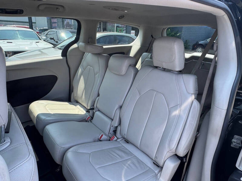 2017 Chrysler Pacifica Touring-L