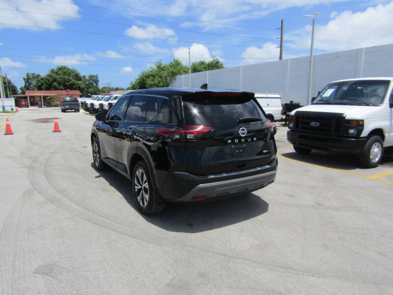 2021 Nissan Rogue SV photo 9