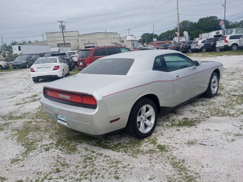 2010 Dodge Challenger SE photo 4