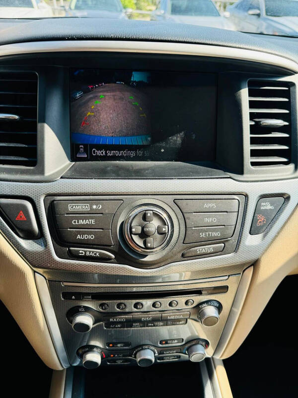 2017 Nissan Pathfinder SL