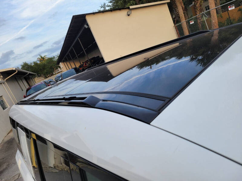 2024 Land Rover Defender 130 P400 X-Dynamic SE