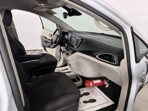 2024 Chrysler Voyager LX