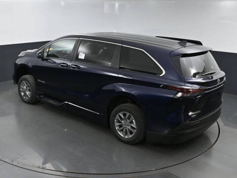 2025 Toyota Sienna LE 8-Passenger