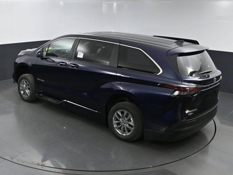 2025 Toyota Sienna LE 8-Passenger