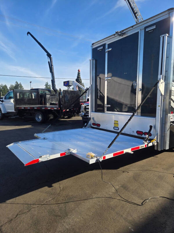 2024 Freightliner M2 106