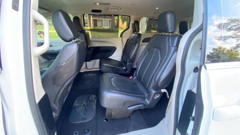 2020 Chrysler Pacifica Touring L photo 18