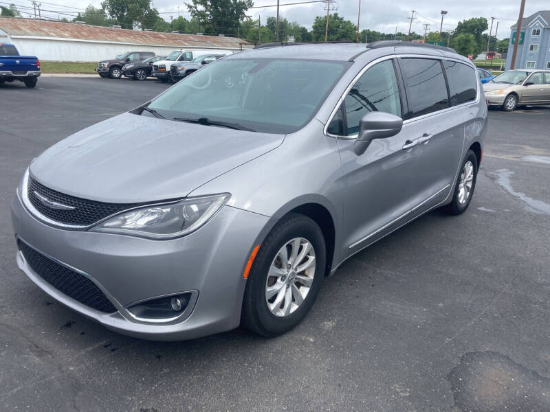 2017 Chrysler Pacifica Touring-L photo 4