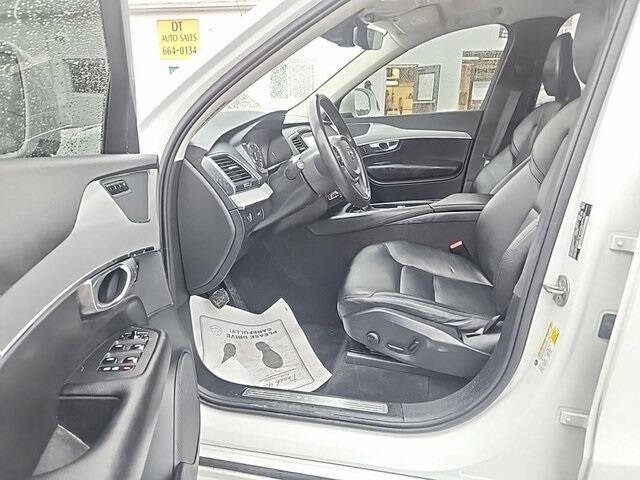 2022 Volvo XC90 T5 Momentum