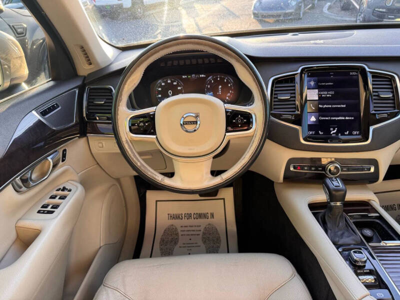 2017 Volvo XC90 T6 Momentum