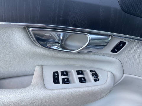 2020 Volvo XC90 T6 Momentum 6-Passenger