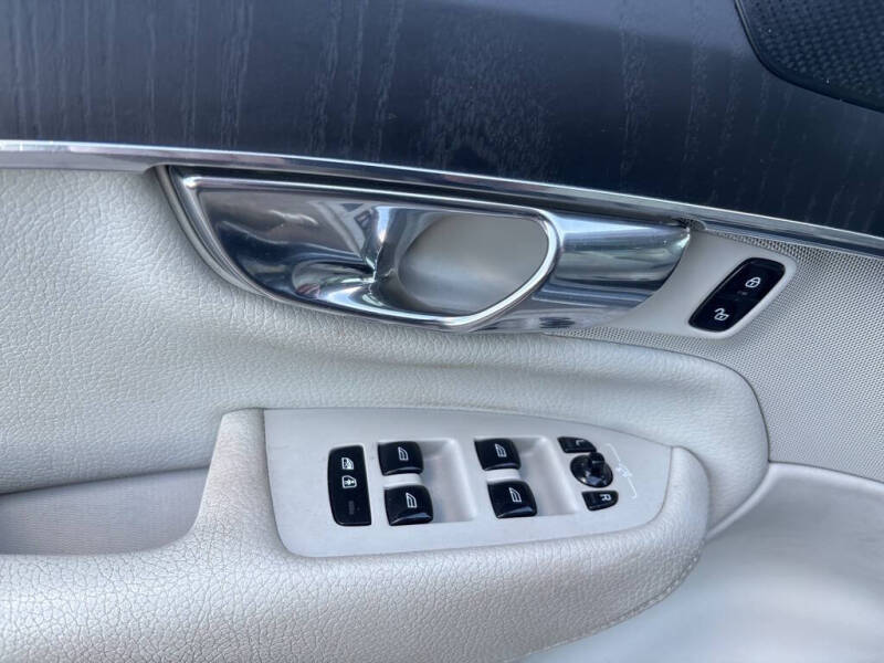 2020 Volvo XC90 T6 Momentum 6-Passenger