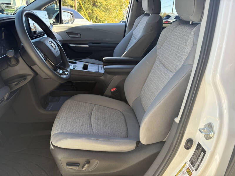 2022 Toyota Sienna LE 8-Passenger