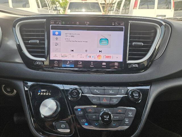 2025 Chrysler Pacifica Select