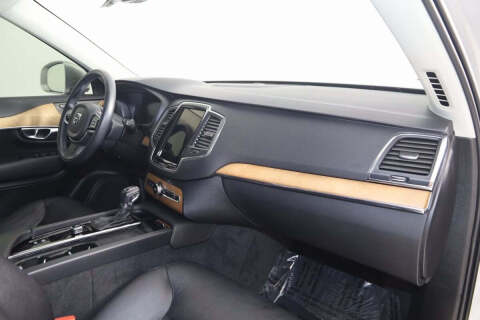 2022 Volvo XC90 T6 Momentum 7-Passenger
