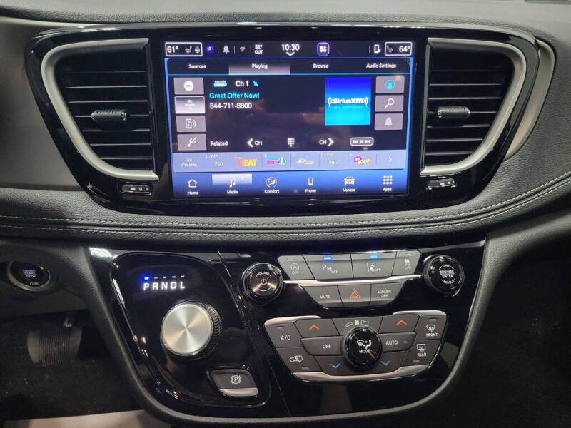 2027 Chrysler Pacifica Select