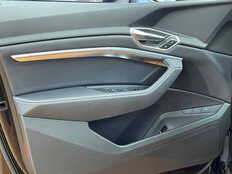 2021 Audi e-tron quattro Premium