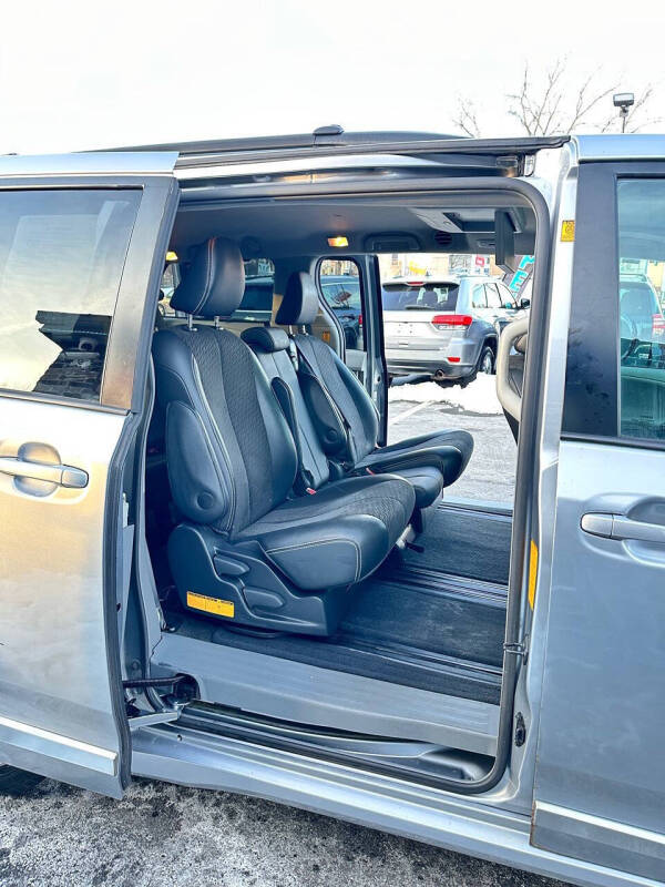 2012 Toyota Sienna SE 8-Passenger
