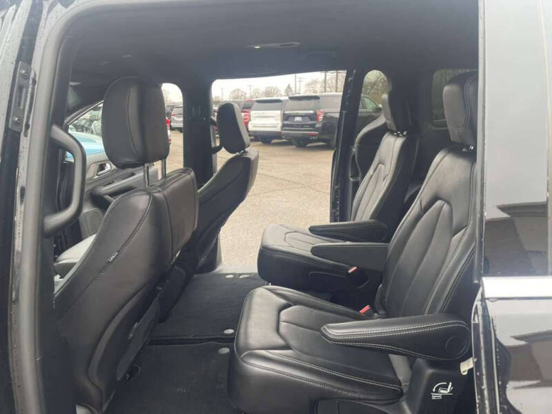 2025 Chrysler Pacifica Select