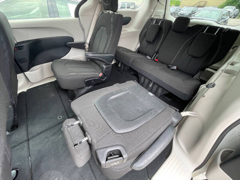 2023 Chrysler Voyager LX
