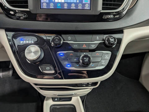 2020 Chrysler Voyager LX