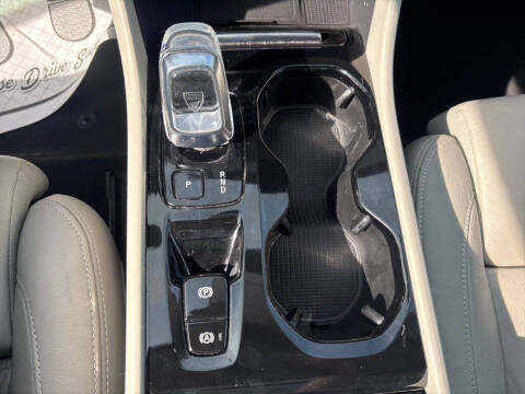 2023 Volvo XC40 B5 Ultimate Dark Theme
